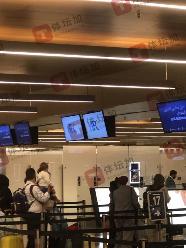 1683943424496060752.jpg 1-多哈哈马德国际机场海关为这次亚洲杯抽签专门设立了两个入关窗口.jpg